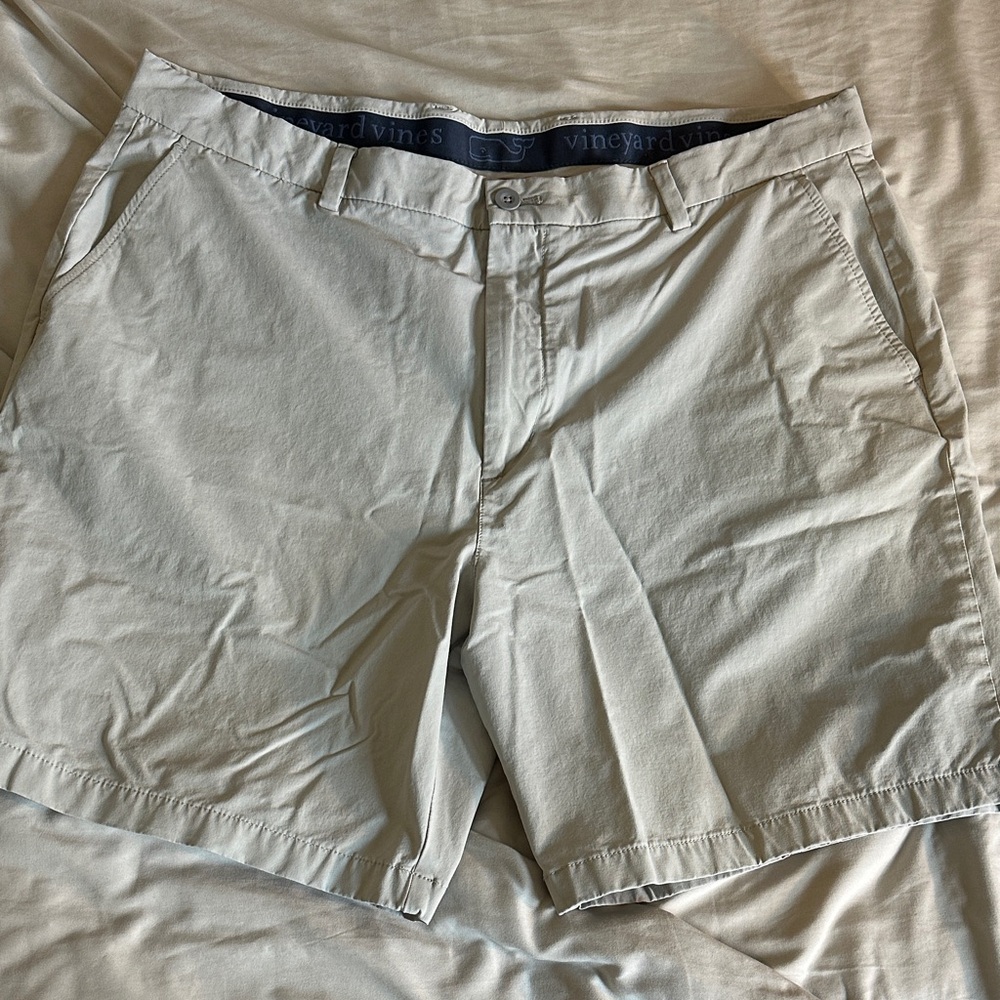 Vineyard Vines Men's Light Gray Flat Front Shorts